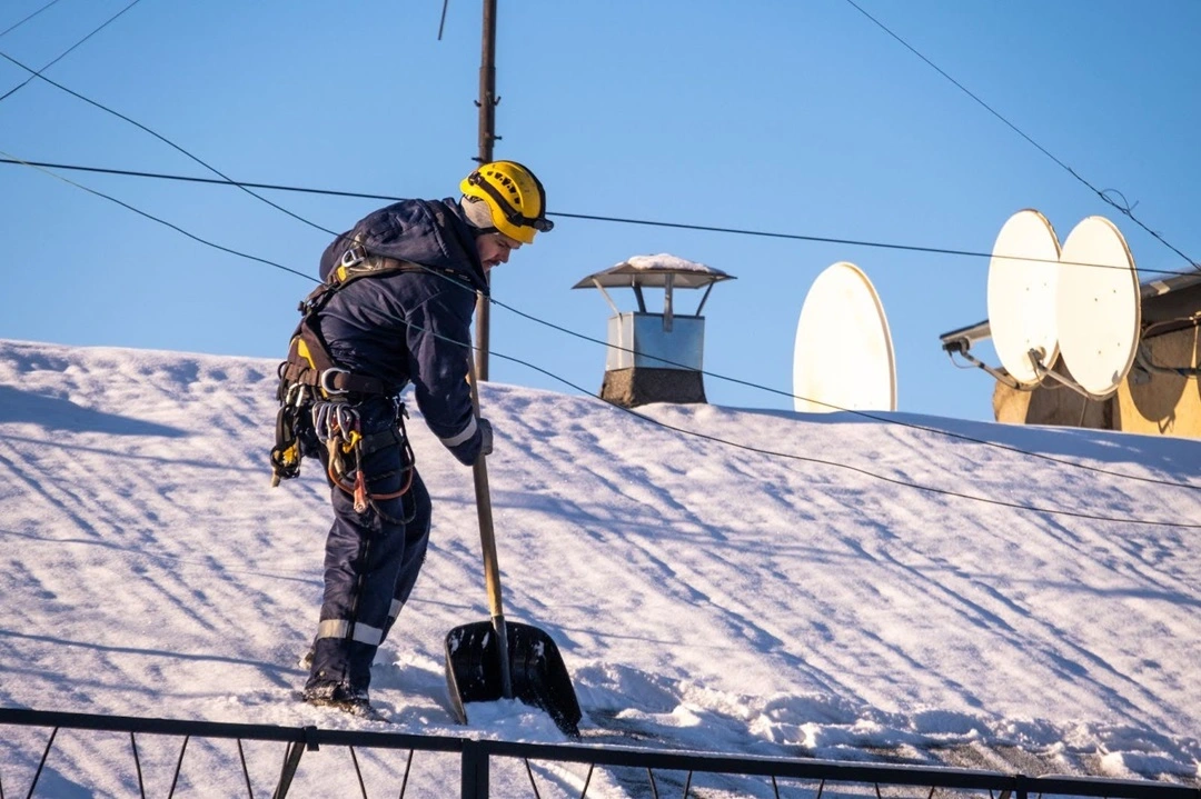 Commercial Roof Snow Removal Worker Gives Service